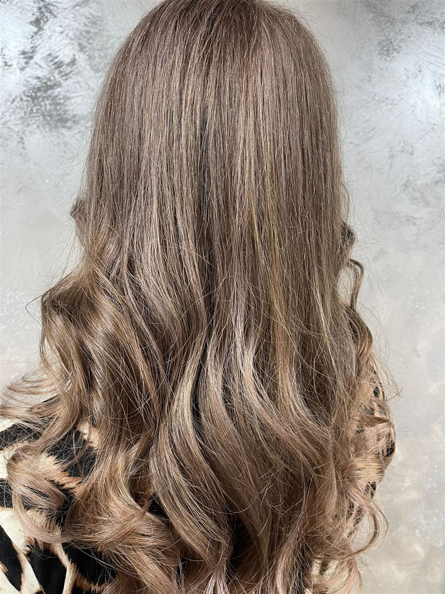 Coafură cu bucle realizată în salon